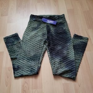 AQ Sports size Medium Green Black leggings
